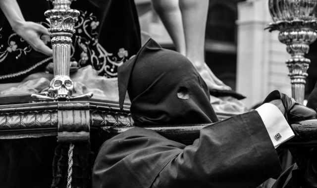 Teschi, cappucci e un nome terrificante:  la confraternita della Morte dal Sacco Nero